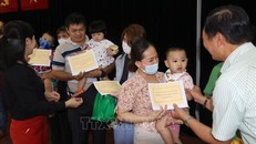 TP.HCM trao hỗ trợ cho trẻ em và các bà mẹ bị ảnh hưởng bởi dịch COVID-19