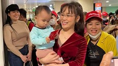 Hành trình đầy cảm xúc của những chuyến bay yêu thương mùa Tết 2023