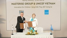 Ông Jason Turnbull, Phó TGĐ Masterise Homes (trái) và bà Rana Flowers, Trưởng đại diện UNICEF tại Việt Nam ký kết hợp tác chiến lược trong khuôn khổ chương trình “Build a Better Future”.