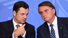 Cựu Bộ trưởng Tư pháp Brazil Anderson Torres (trái) và cựu Tổng thống Brazil Jair Bolsonaro. 