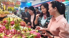 Lãnh đạo Sở Công Thương Hà Nội kiểm tra công tác phục vụ hàng Tết tại siêu thị. (Ảnh: Đức Duy/Vietnam+)