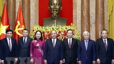 Thường trực Ban Bí thư Võ Văn Thưởng, nguyên Chủ tịch nước Nguyễn Xuân Phúc, Quyền Chủ tịch nước Võ Thị Ánh Xuân và các đại biểu chụp ảnh chung. (Ảnh: Thống Nhất/TTXVN)