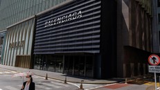 Balenciaga xin lỗi vì chiến dịch quảng cáo có hình ảnh bé gái gây tranh cãi