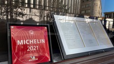 Logo Michelin Guide tại một nhà hàng ở Brussels, Bỉ 