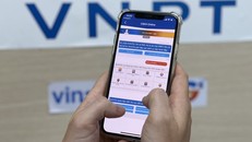 Khách hàng trao đổi với trợ lý ảo AMI của VNPT trên điện thoại