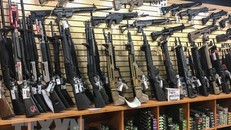 COVID-19 làm trầm trọng thêm nguy cơ bạo lực súng đạn đối với trẻ em tại Mỹ