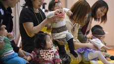 Nhật Bản cam kết tăng trợ cấp trẻ em để khuyến kích phụ nữ sinh con