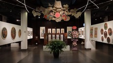 Không gian sắp đặt của triển lãm “Dòng tranh dân gian Hàng Trống”.