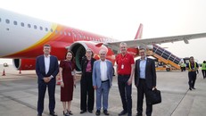 Phó Tổng giám đốc Vietjet Michael Hickey đón đoàn công tác của Bộ trưởng Thương mại và Du lịch Úc, Thượng nghị sỹ Don Farrell tại sân bay Tân Sơn Nhất, TP.HCM