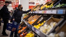 Lạm phát tại Anh giảm nhẹ nhưng vẫn ở mức cao