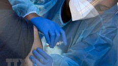 FDA Mỹ phê duyệt tiêm mũi thứ 2 vaccine ngừa COVID-19 thể lưỡng trị cho người cao tuổi