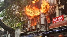 Kịp thời dập tắt đám cháy trên phố Hàng Mã
