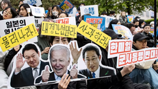 Người dân Hàn Quốc ủng hộ việc Tổng thống Yoon Suk Yeol tăng cường quan hệ với Mỹ và Nhật Bản. Ảnh: Nikkei Asia