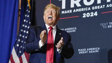 Ông Trump đùa cợt về phán quyết lạm dụng tình dục trên truyền hình