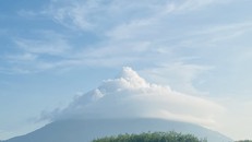 Núi Bà Đen tiếp tục xuất hiện 'đĩa bay mây' khiến du khách thích thú