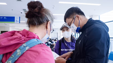 Nở rộ dịch vụ hộ tống người già tới bệnh viện tại Trung Quốc