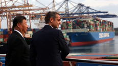 Chủ tịch Trung Quốc Tập Cận Bình và Thủ tướng Hy Lạp Kyriakos Mitsotakis tại cảng Piraeus, Hy Lạp, tháng 11 năm 2019. Ảnh: Reuters