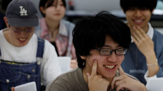 Người trẻ Nhật đổ xô đi học cách cười