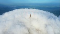 Mũ mây trùm trên đỉnh núi Bà Đen sáng 21/6, với hiện tượng “mây ngọc" ngay tại tượng Phật Bà - Ảnh: Hải Triều