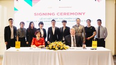 Bà Dư Thị Thanh Nga, Tổng Giám đốc T&T Management và ông Matthew Powell, Giám đốc Savills Hà Nội ký kết hợp tác chiến lược với sự chứng kiến của đại diện lãnh đạo hai doanh nghiệp.