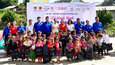 Đại diện Tập đoàn TH, Ngân hàng TMCP Bắc Á, Trung tâm Tình nguyện Quốc gia, Tỉnh Đoàn Lào Cai cùng các đối tác và các em học sinh tại lễ khánh thành.