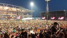 Hàng vạn người đổ về Sân vận động quốc gia Mỹ Đình xem concert của BlackPink