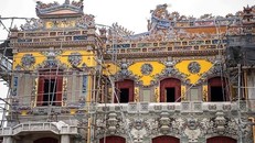 Những mảnh sành sứ dệt nên tấm 'áo choàng' cung điện rực rỡ