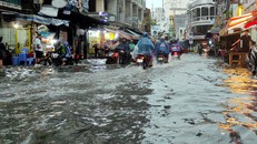 Mưa lớn kéo dài, nhiều tuyến đường của TP HCM chìm trong "biển nước”