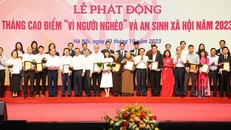 Bí thư Thành ủy Hà Nội Đinh Tiến Dũng, Chủ tịch UBND TP Hà Nội Trần Sỹ Thanh tuyên dương các tập thể tiêu biểu trong công tác giảm nghèo và an sinh xã hội.