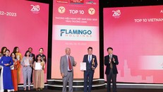 Đại diện Flamingo Holdings lên nhận giải thưởng “Thương hiệu Mạnh – Tăng trưởng Xanh 2023”.