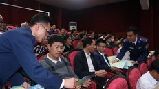 Lực lượng chức năng Cảnh sát biển phát tờ rơi tuyên truyền phòng chống IUU cho bà con ngư dân huyện Nghi Xuân.