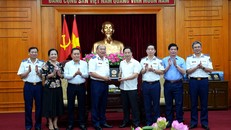 Thủ trưởng Bộ Tư lệnh Cảnh sát biển Việt Nam tặng quà lưu niệm cho lãnh đạo Tỉnh uỷ, UBDN tỉnh Lạnh Sơn.