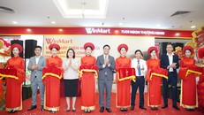 Đại diện WinCommerce cắt băng khánh thành tại buổi lễ.
