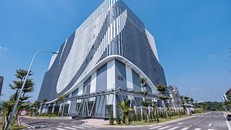 Trung tâm dữ liệu VNPT IDC Hòa Lạc có tổng diện tích sử dụng lên tới 23.000m2, bao gồm tòa nhà chính Data Hall và các hạng mục phụ trợ độc lập, được xây dựng hiện đại và đã được cấp chứng chỉ Uptime Tier III cho hạng mục thiết kế (TCDD), xây dựng lắp đặt (TCCF). 