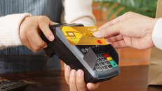 Với mỗi giao dịch từ 100.000 đồng, chủ thẻ tín dụng PVcomBank sẽ được tặng 1 lượt mở hộp quà may mắn