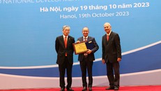 Ông Nguyễn Duy Cương (ở giữa) vinh dự nhận Danh hiệu cao quý do Liên hiệp các Hội UNESCO Việt Nam trao tặng