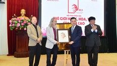 Đại diện gia đình nhạc sĩ Văn Cao nhận quà tặng từ Ban tổ chức