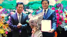 GS Lê Quân, Giám đốc ĐH Quốc gia Hà Nội trao quyết định bổ nhiệm PGS Đào Xuân Cơ (phải), Giám đốc Bệnh viện Bạch Mai, kiêm chức Phó hiệu trưởng Trường ĐH Y dược