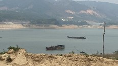 "Cát tặc" lộng hành trên lòng hồ Thủy điện Ialy