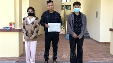 Các đối tượng (từ phải qua trái) Công, Dế, Hồng bị lực lượng chức năng bắt giữ khi đang nhập cảnh trái phép từ Lào về Việt Nam. Ảnh: TTXVN