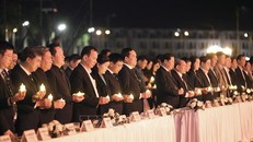 Các đại biểu thắp nến tưởng niệm các nạn nhân tử vong do tai nạn giao thông tại buổi lễ. Ảnh: Trọng Đạt-TTXVN