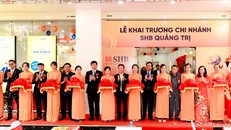 Đại diện chính quyền địa phương, NHNN và lãnh đạo SHB cắt băng khai trương SHB Quảng Trị.