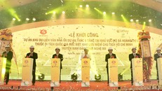 Các đại biểu thực hiện nghi lễ khởi công dự án Khu du lịch văn hoá và dự án Thác 9 tầng tại Khu vực mộ bà Hoàng Thị Loan, thuộc Khu di tích quốc gia đặc biệt Khu lưu niệm Chủ tịch Hồ Chí Minh, huyện Nam Đàn, Nghệ An.