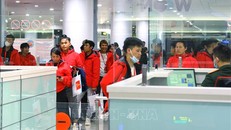 Công dân Việt Nam từ Myanmar làm thủ tục nhạp cảnh tai Sân bay Quốc tế Nội Bài rạng sáng ngày 5/12