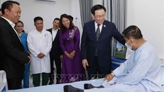 Chủ tịch Quốc hội Vương Đình Huệ thăm Bệnh viện Quốc tế La Vie tại Lào