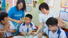 Đại diện UNICEF và Masterise tham gia các lớp học thuộc dự án Innovation for Children trong chuyến đi Sóc Trăng tháng 11/2023.