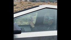 Tài xế lái xe Tesla khi đeo kính Vision Pro