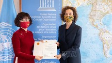 Đại sứ Nguyễn Thị Vân Anh trình thư ủy nhiệm lên Tổng giám đốc UNESCO