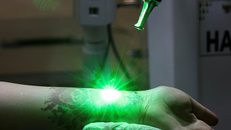 Thanh niên Indonesia xóa xăm trong tháng Ramadan