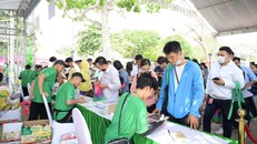 Dù thời tiết nắng nóng nhưng nhiều runner có mặt từ sớm chờ lấy BIB